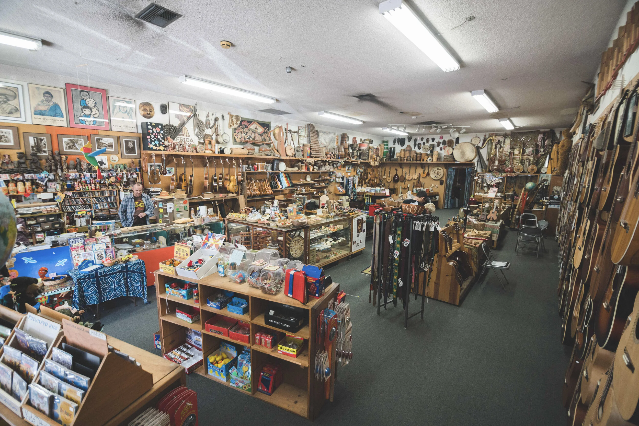 Centro de Música Folk: Instrumentos Tradicionales y Conciertos en Vivo