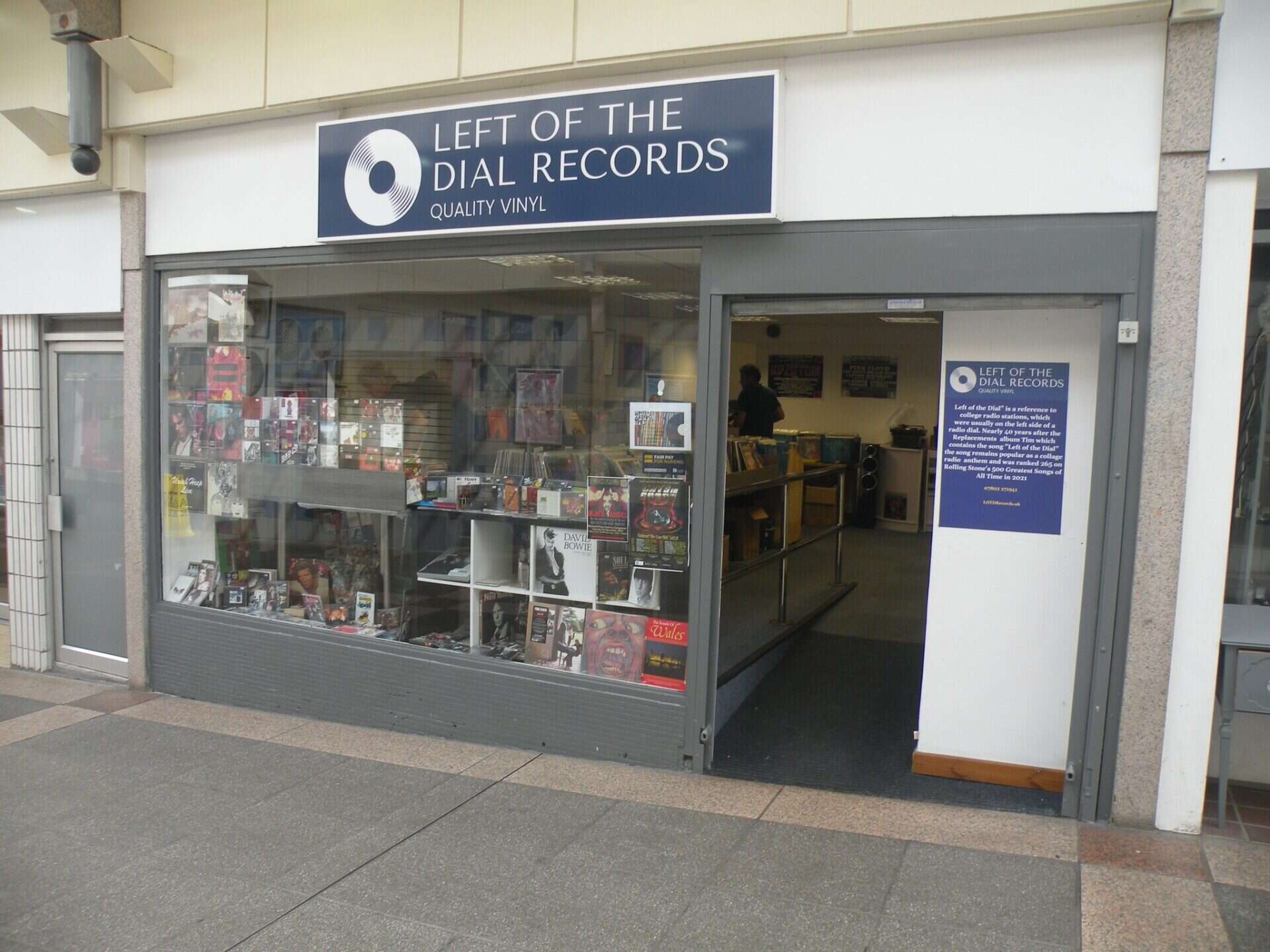 Imagen de la portada de Left of the Dial Records – Logo y diseño de la discográfica indie