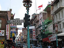 Jackson Street: Vista panorámica de la calle icónica, arquitectura urbana y vida callejera