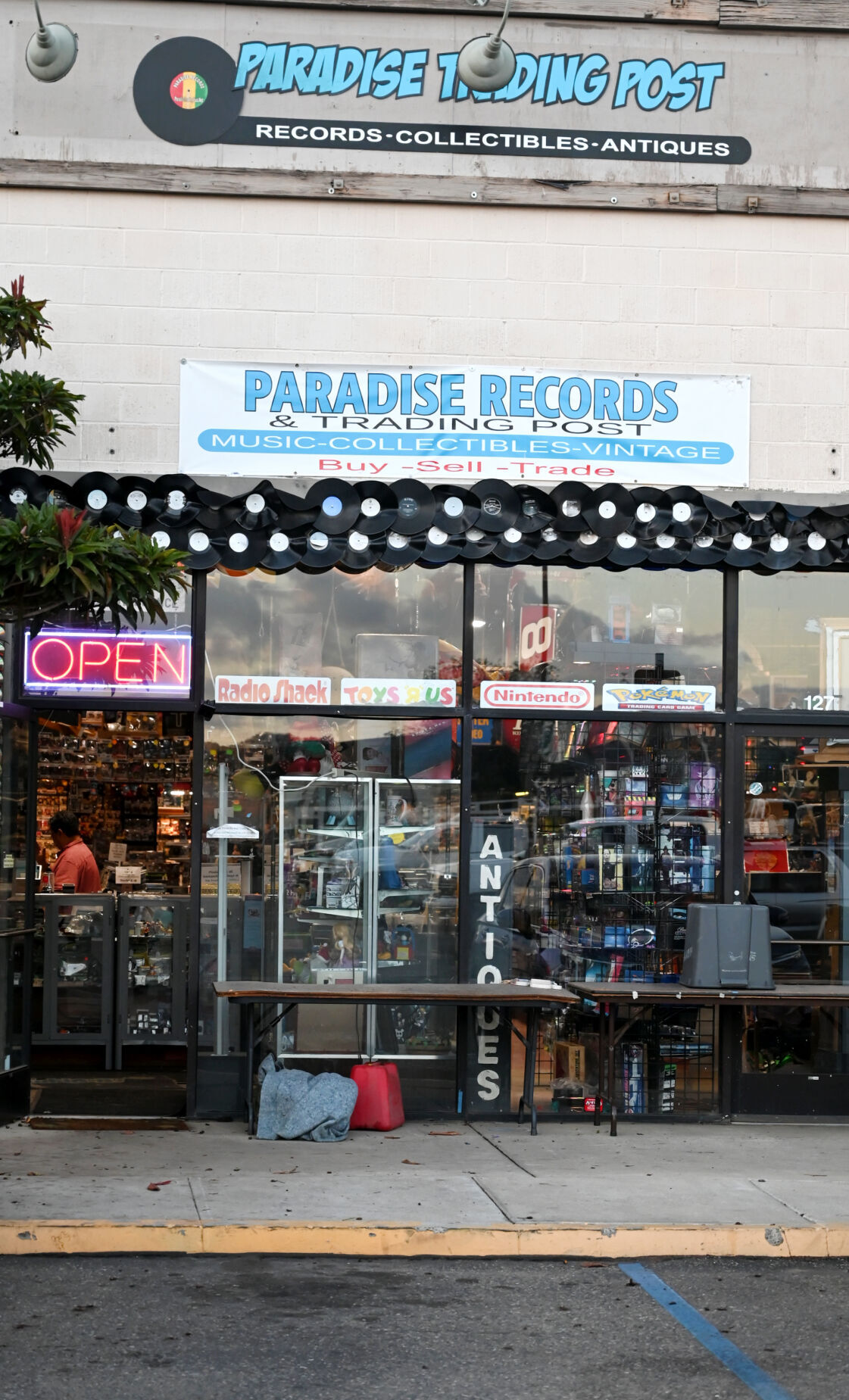 Paradise Records & Trading Post en Orcutt – Tienda vintage de música y coleccionables