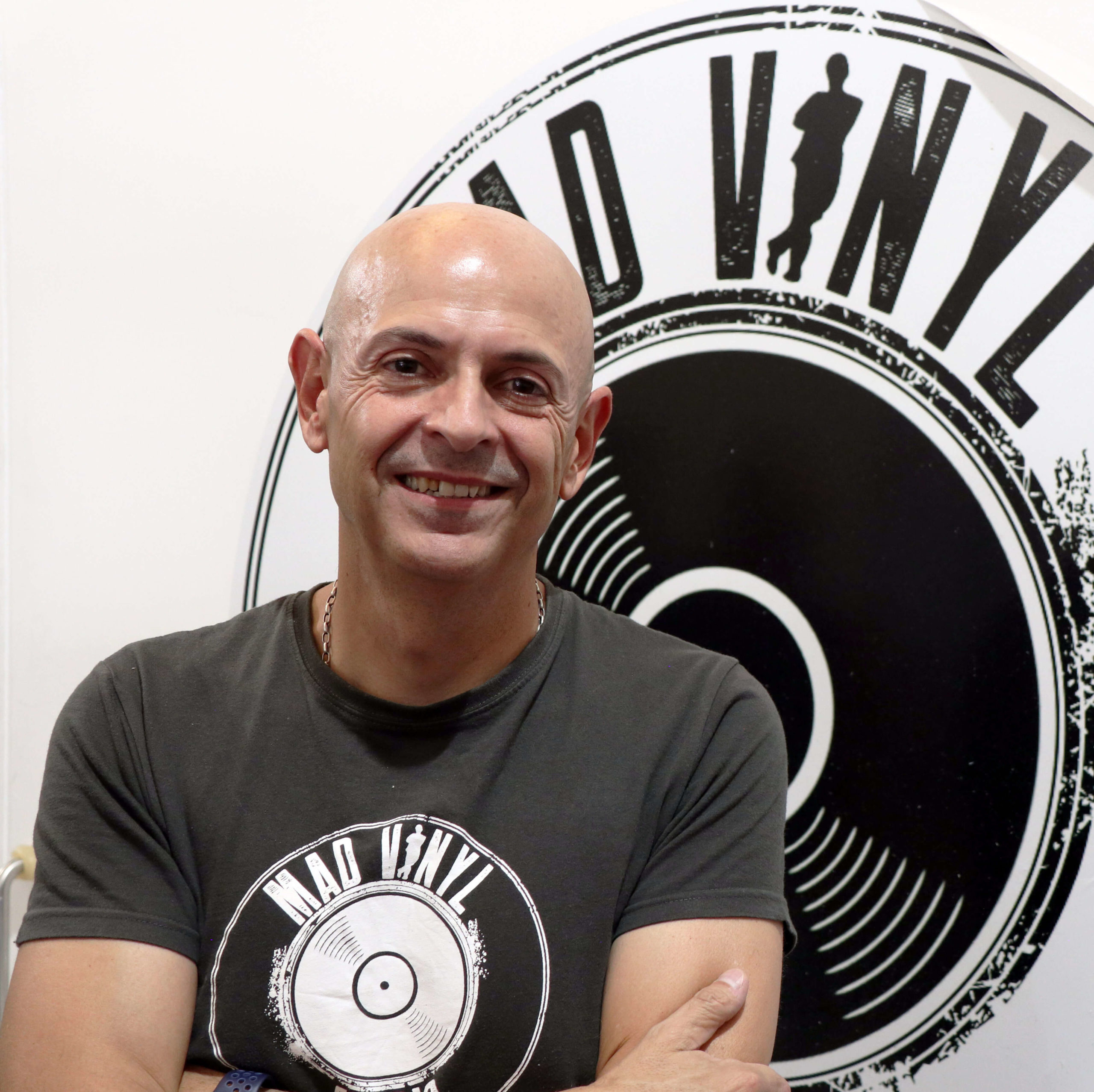 Mad Music: foto de portada con energía explosiva y ritmos intensos