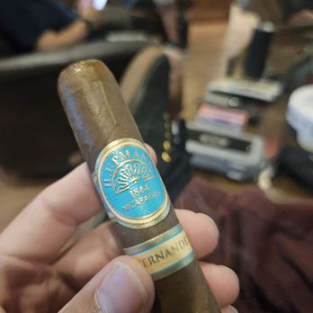 Culebra Cigar Co.: Cigarros premium, aroma intenso y diseño exclusivo – Imagen de lujo