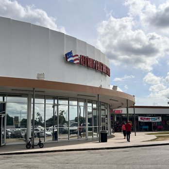 Tienda de segunda mano Red White & Blue en Hialeah – Ropa vintage y descuentos