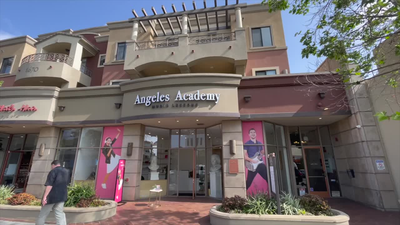 Angeles Academy of Music - Academia de Música en Los Ángeles: Clases de Piano y Guitarra