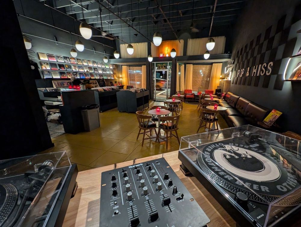 Imagen POP & HISS – Arte digital de sonido pop y silbido, diseño musical vibrante