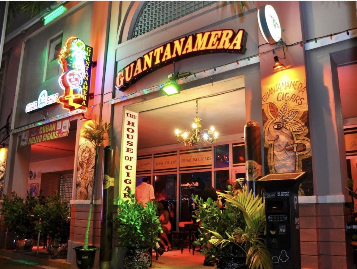 Guantanamera Tropical Café & Lounge – Ambiente Caribeño, Música en Vivo y Cócteles Exquisitos