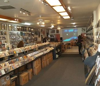 Vinilos y coleccionables en Redlands: Tienda vintage de discos raros y memorabilia