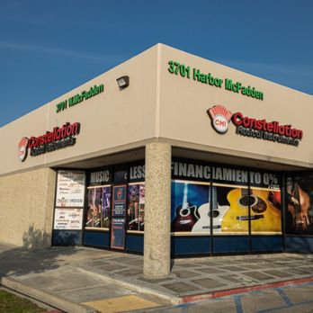 Instrumentos musicales bajo la constelación: foto única de guitarras, pianos y violines en cielo estrellado