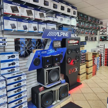 DJ Custom Audio: Equipo de Sonido Personalizado para Mezclas Profesionales y Eventos