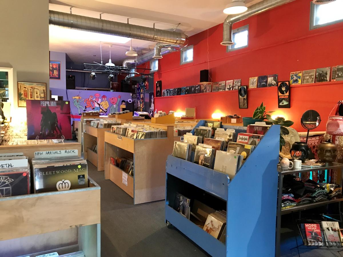 Tower District Records: Tienda de Vinilos y Música Indie en el Corazón de la Ciudad