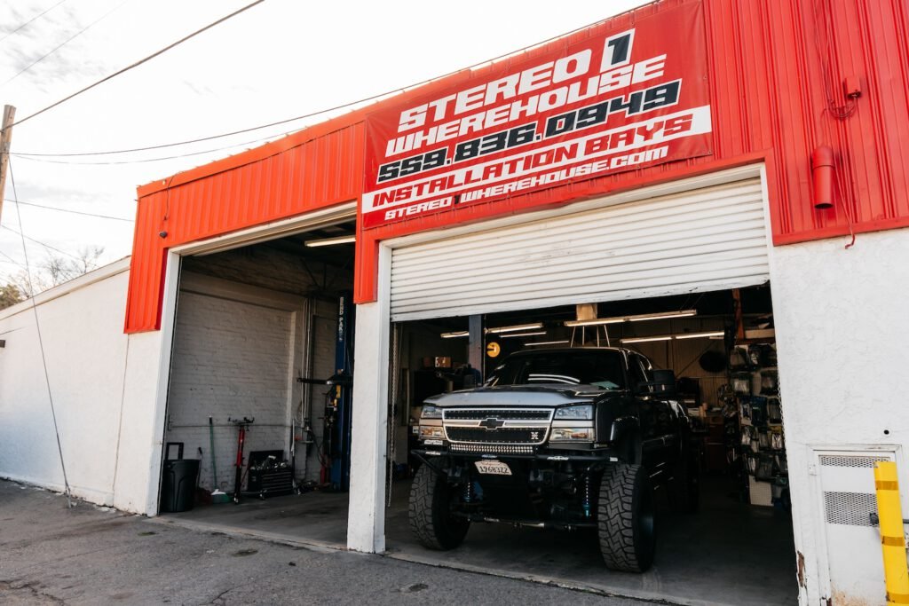 Stereo 1: Almacén y Tinte de Ventanas – Instalación Profesional de Audio y Vidrios