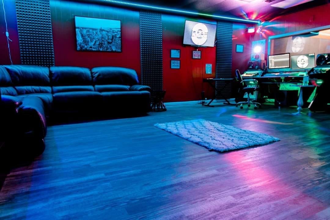 Dope Productions: Logotipo creativo de productora audiovisual, diseño moderno y vibrante