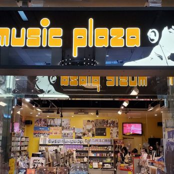 Music Plaza: Escenario vibrante con músicos en vivo, luces y público disfrutando