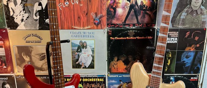 Fotografía del músico hambriento en Santa Clara: arte callejero y supervivencia