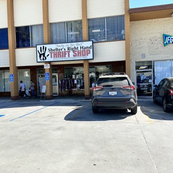 Shelter Right Hand Thrift Shop: Tienda de Segunda Mano con Ropa Vintage y Ofertas Únicas