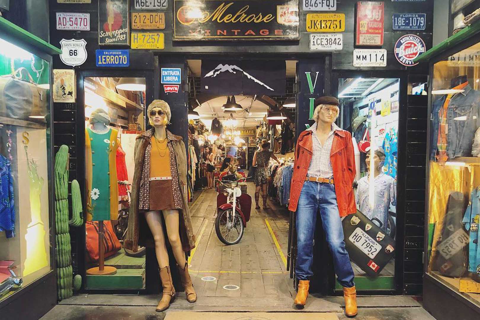 Melrose Vintage: Moda Retro y Estilo Clásico en Fotos de Calle | Imágenes de Tendencia Vintage.