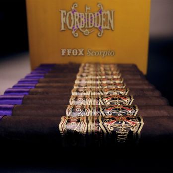 Imagen de Lord Puffer, el Tabacalero Elegante – Arte Vintage de Pipas y Tabaco