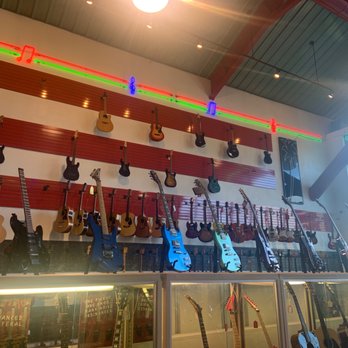 Guitarra de descuento en Beach City Pawn – Oferta única en guitarras usadas