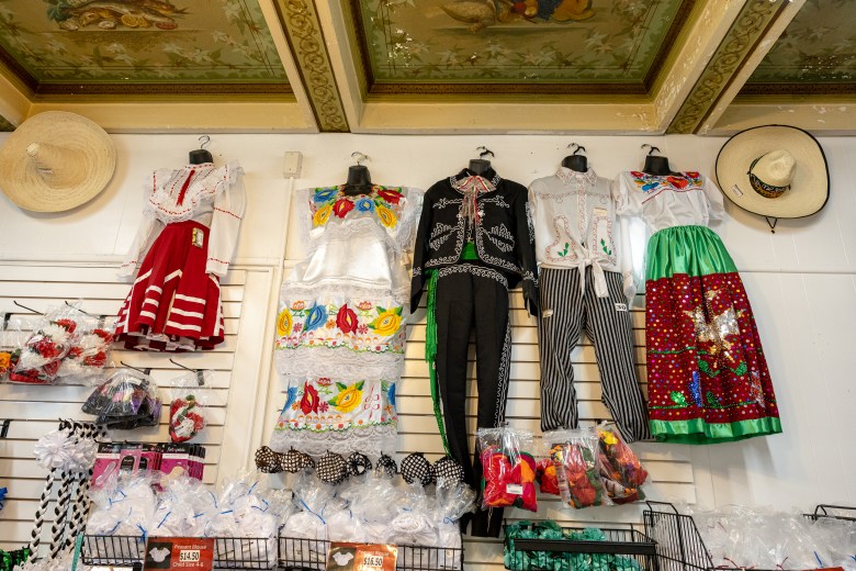 Mariachi Connection: Grupo de Mariachi en acción, música tradicional mexicana, fiesta y ritmo