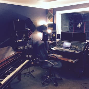 Salinas Recording Studio – Estudio de Grabación Profesional en Salinas, Producción Musical y Audio de Alta Calidad