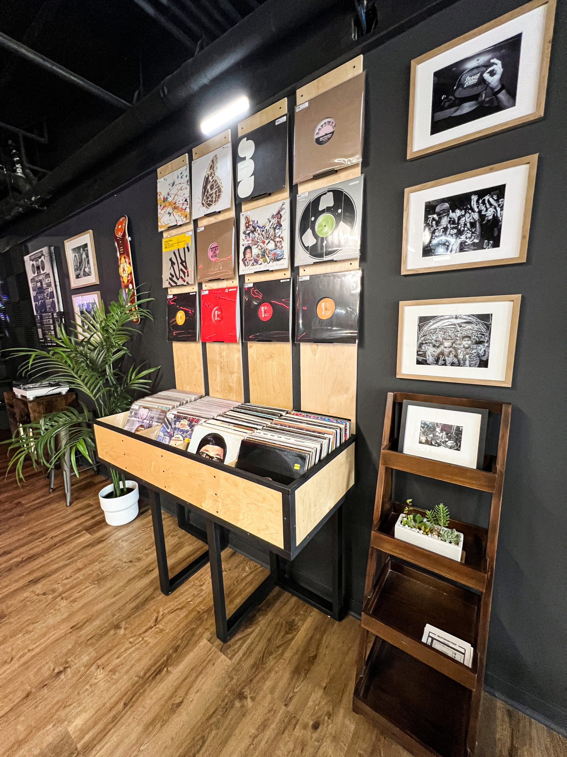 Foot Work – Tienda de Vinilos y Bar 21+ | Música, Cócteles y Ambiente Retro