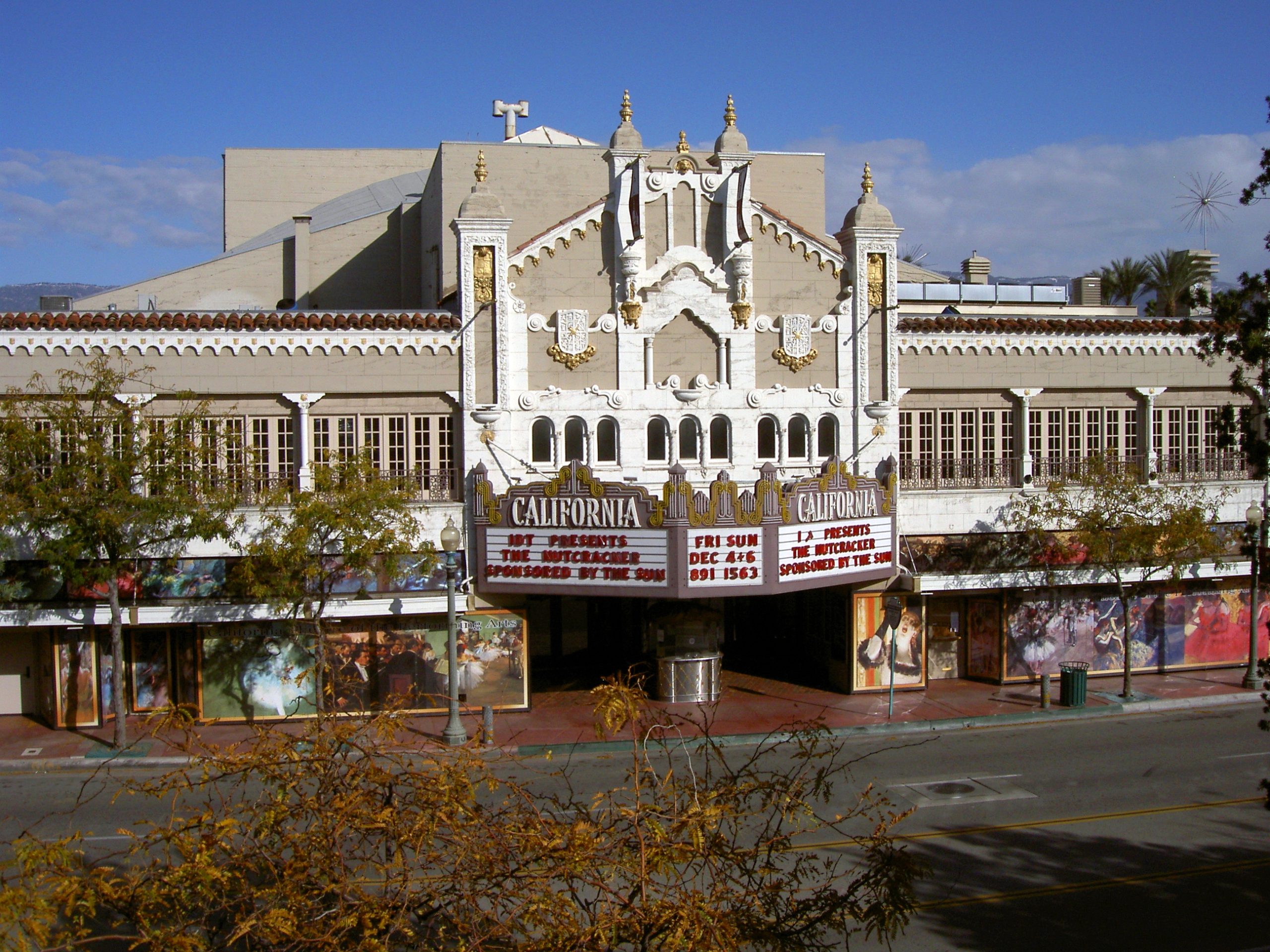 Teatro California: Fachada iluminada, arquitectura histórica y eventos culturales en San Francisco