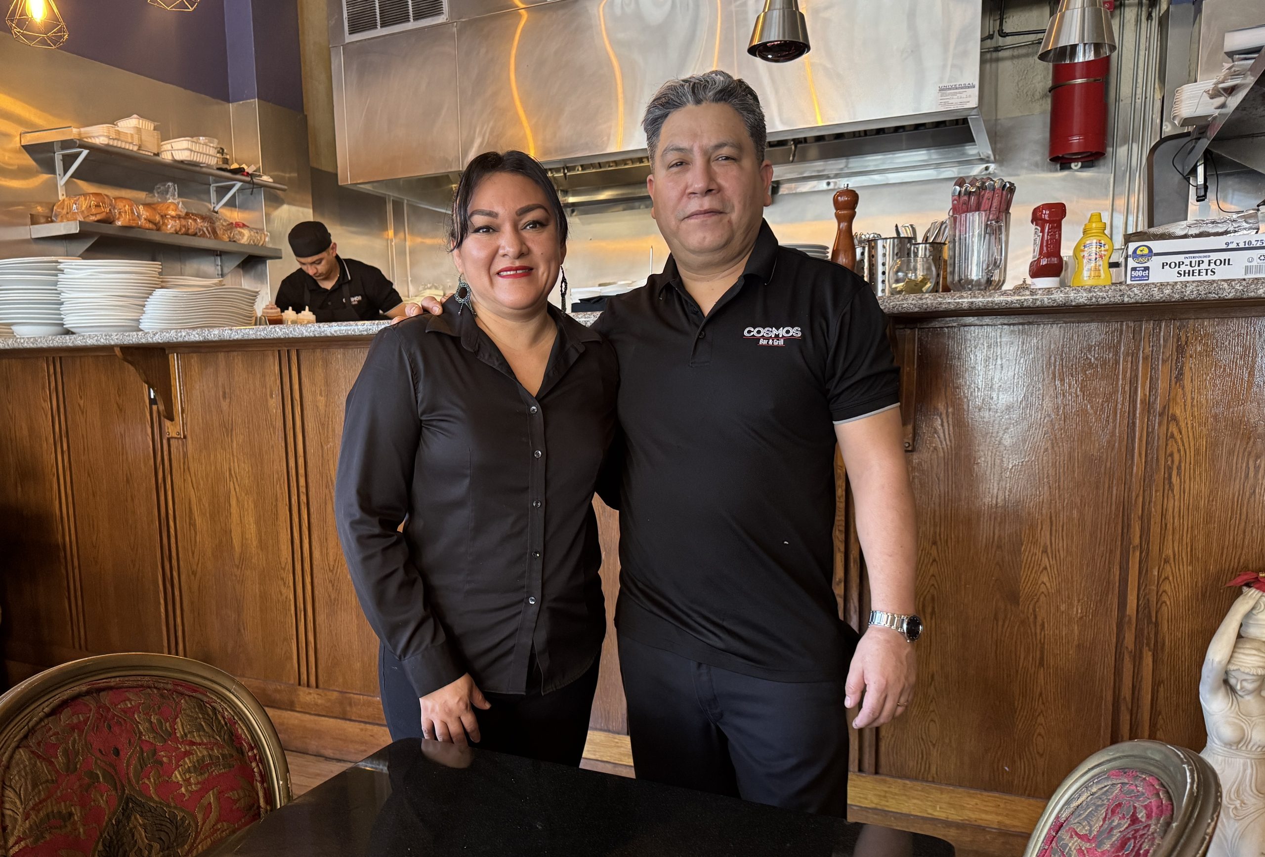 Cosmos Bar & Grill: Ambiente nocturno, deliciosas hamburguesas y cócteles en el corazón de la ciudad