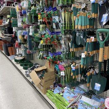 Norwalk Dollar Center: Vista panorámica del edificio financiero en Norwalk, California