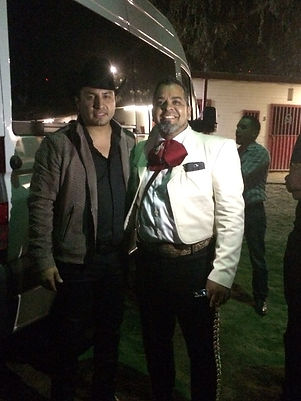 Mariachi Los Plateados en concierto: música tradicional mexicana, trompetas y violines en vivo