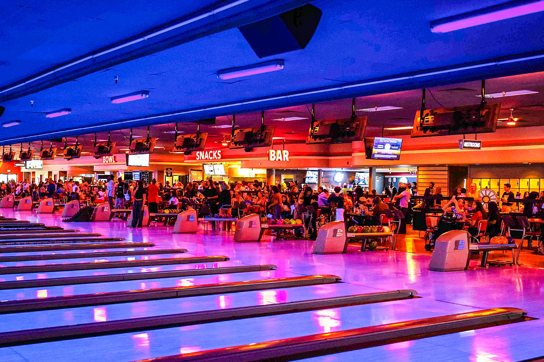 Bowlero Palmdale – Diversión de Bolos y Entretenimiento Familiar en California