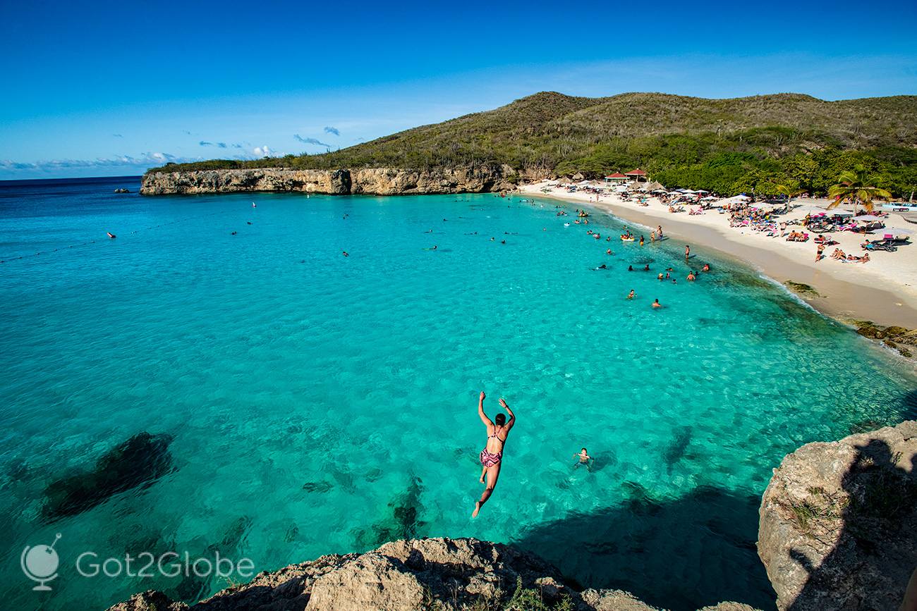 Curazao: Playa de arena blanca, aguas turquesa y arquitectura colonial – Destino tropical perfecto