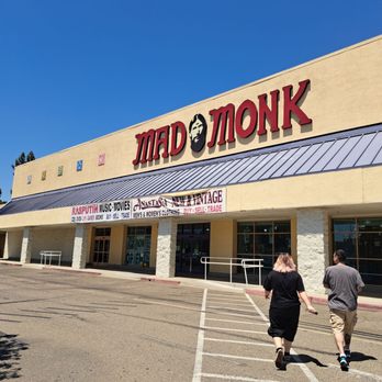 Mad Monk Vintage: Diseño Retro de Monje Loco en Estilo Vintage - Imagen de Alta Calidad