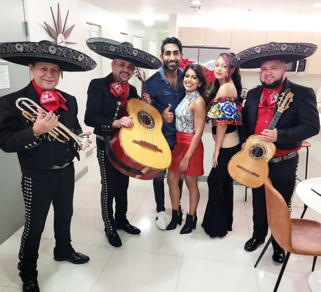 Mariachi Fiesta Grande: Coloridos músicos en vivo con trajes tradicionales y música festiva