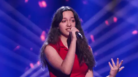 La Voz de Carolina: cantante emergente y su poderosa interpretación en vivo