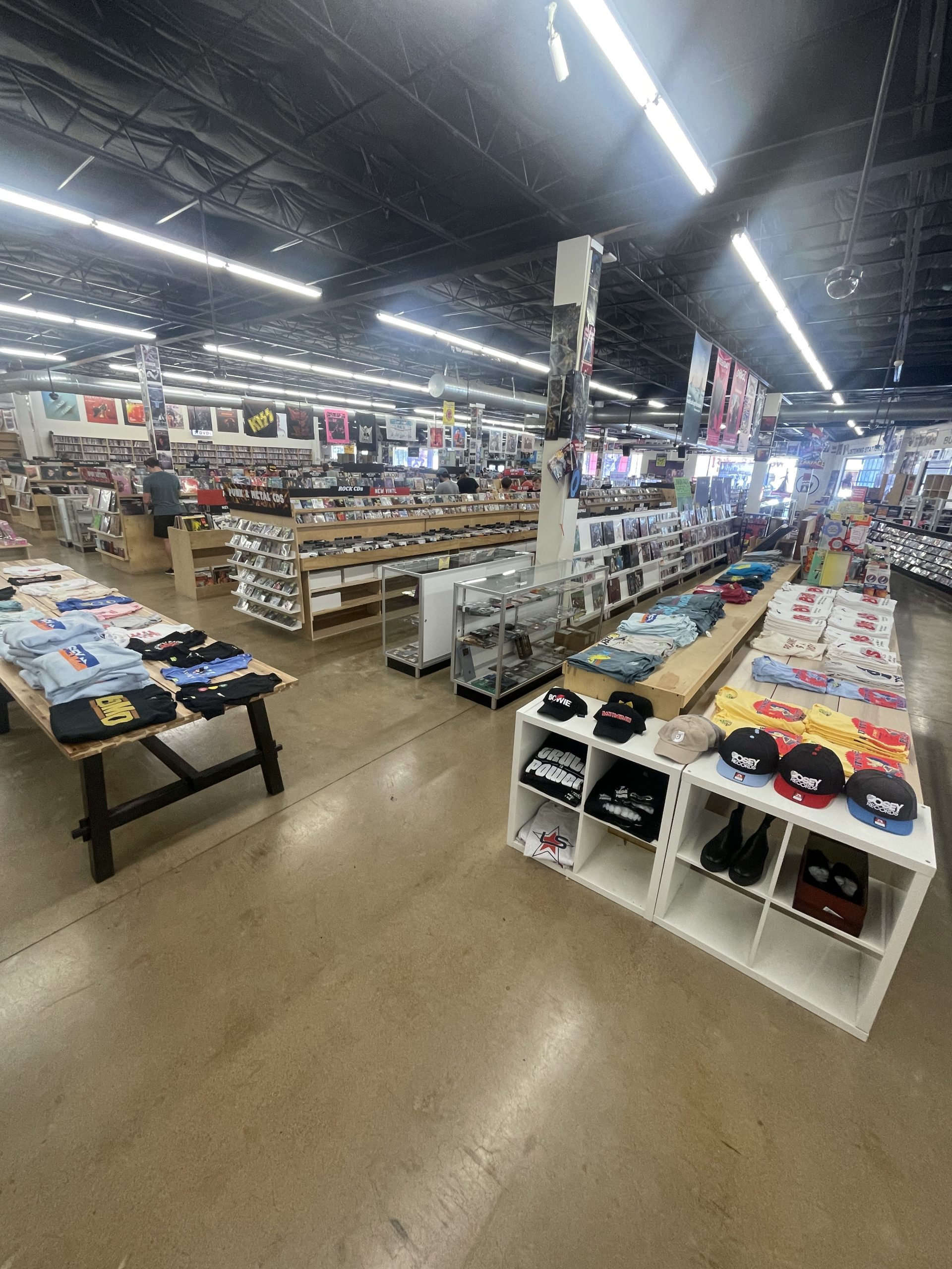 Josey Records: Portada de Álbum Musical con Diseño Moderno y Logo Creativo