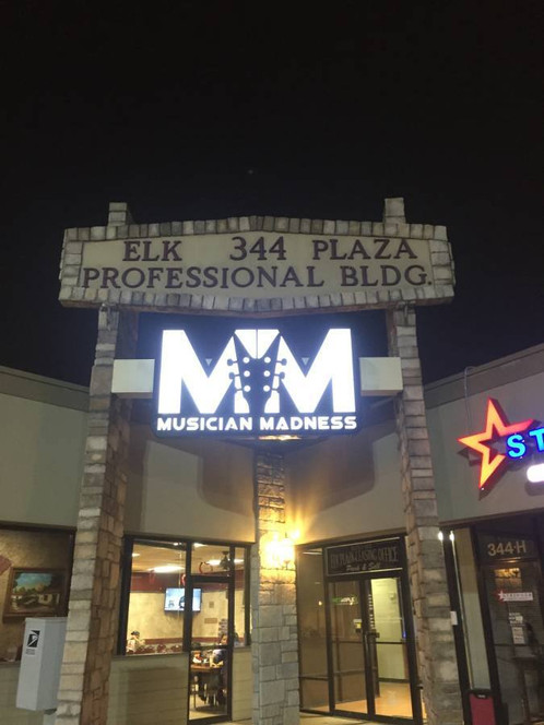 Musician Madness: Locura Musical en Imagen Impactante de Artista en Escena