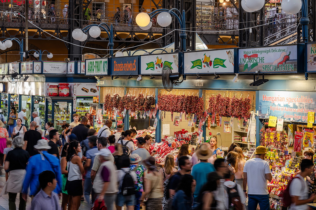 Gran Mercado: Colorido puesto de frutas y verduras frescas, ofertas y ambiente tradicional