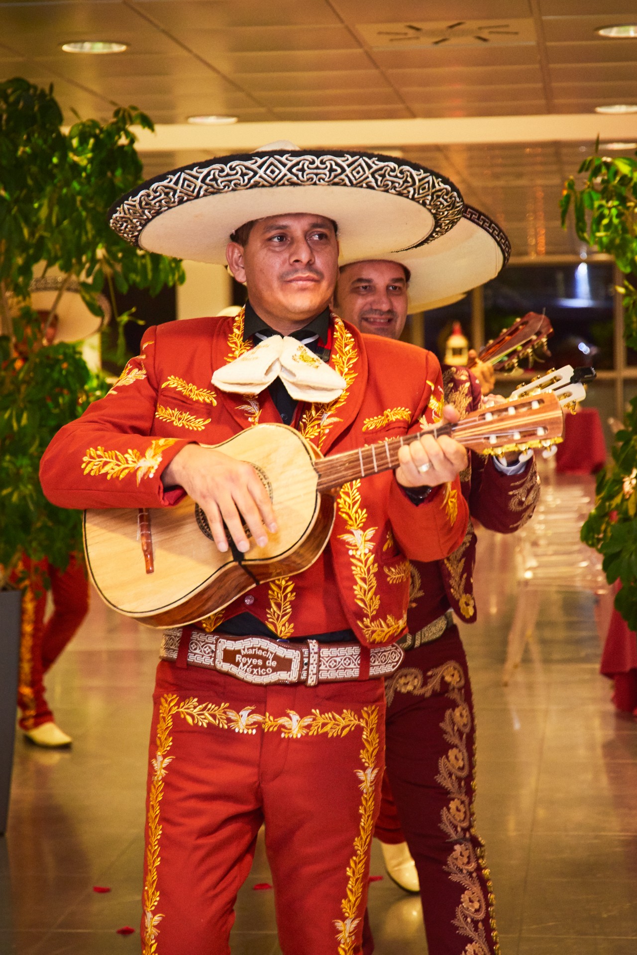 MARIACHI REYES: Banda de música tradicional mexicana en concierto, instrumentos y energía festiva
