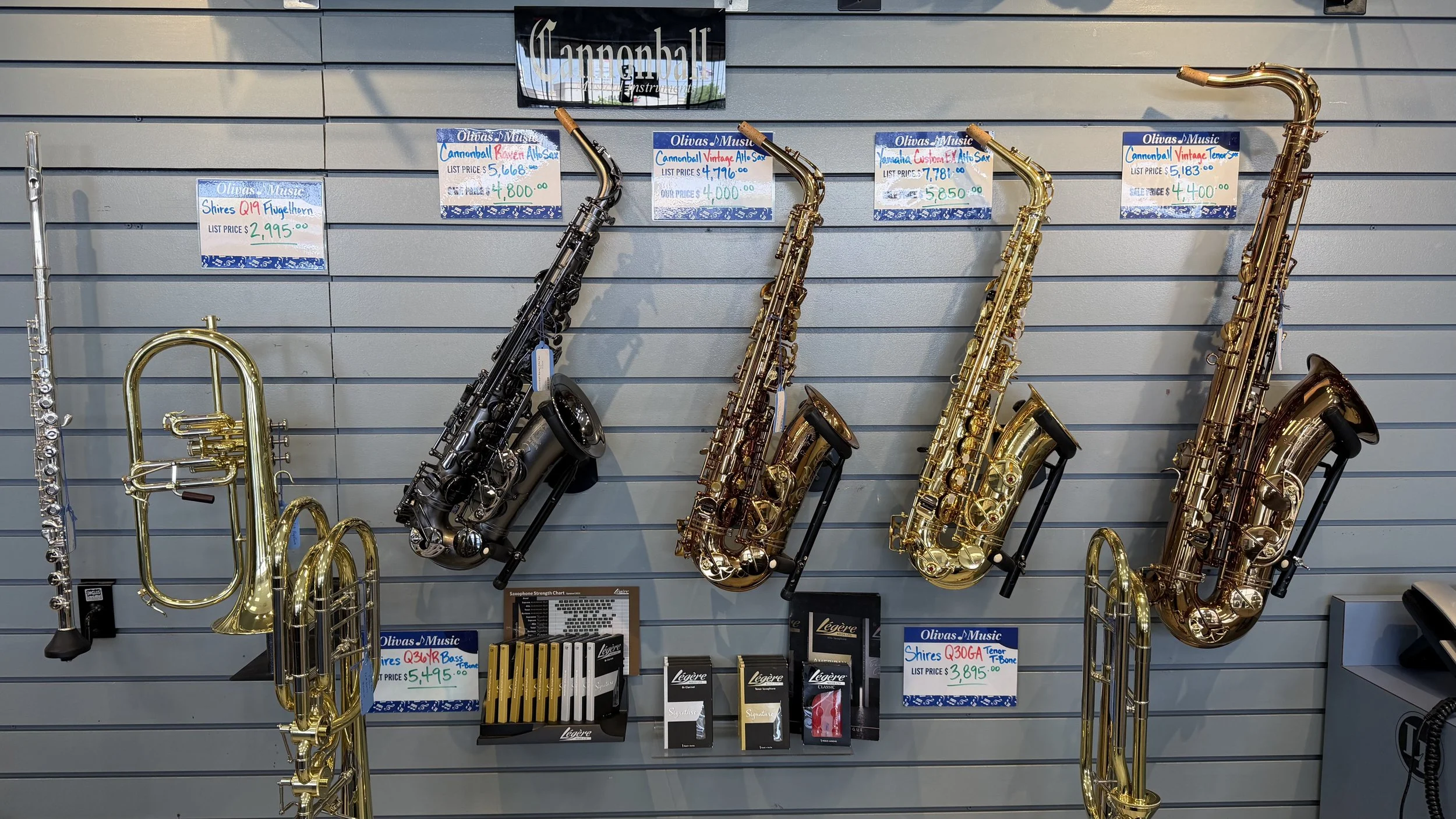 Olivas Music – Logo oficial y portada de álbum de música latina | Descubre su estilo único