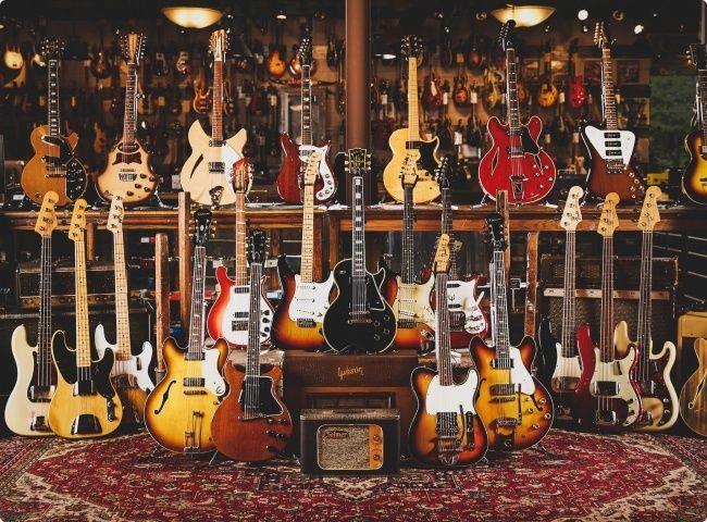 Instrumentos musicales vintage en la ciudad: estilo retro y encanto urbano