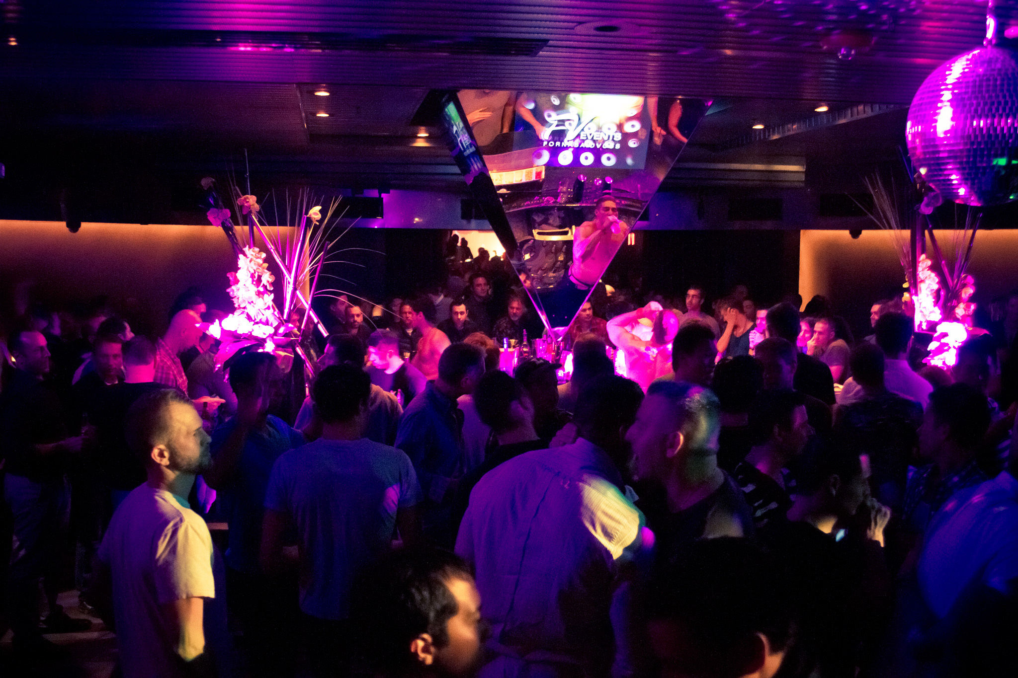 XL Nightlife: Vida nocturna vibrante en la ciudad – luces, música y diversión