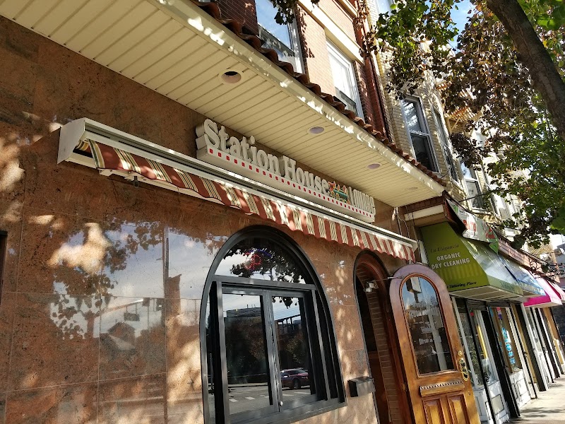 Bar y Grill New Station House – Deliciosa comida, bebidas premium y ambiente moderno