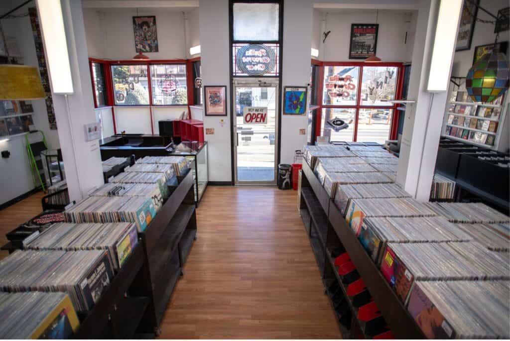 Revilla Grooves & Gear: estilo musical y accesorios de moda en una foto vibrante