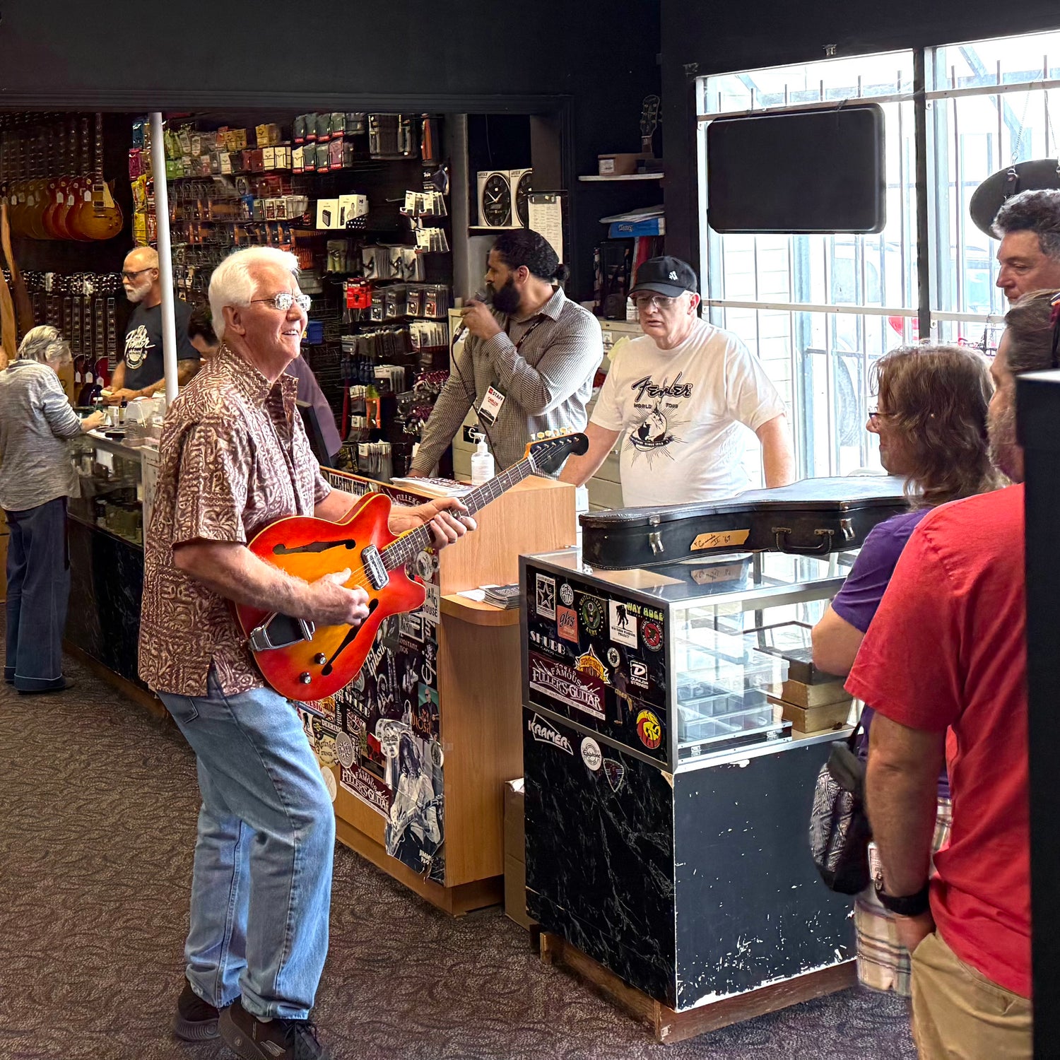 Guitarra Fuller: Detalle de la guitarra acústica clásica – Foto de alta resolución